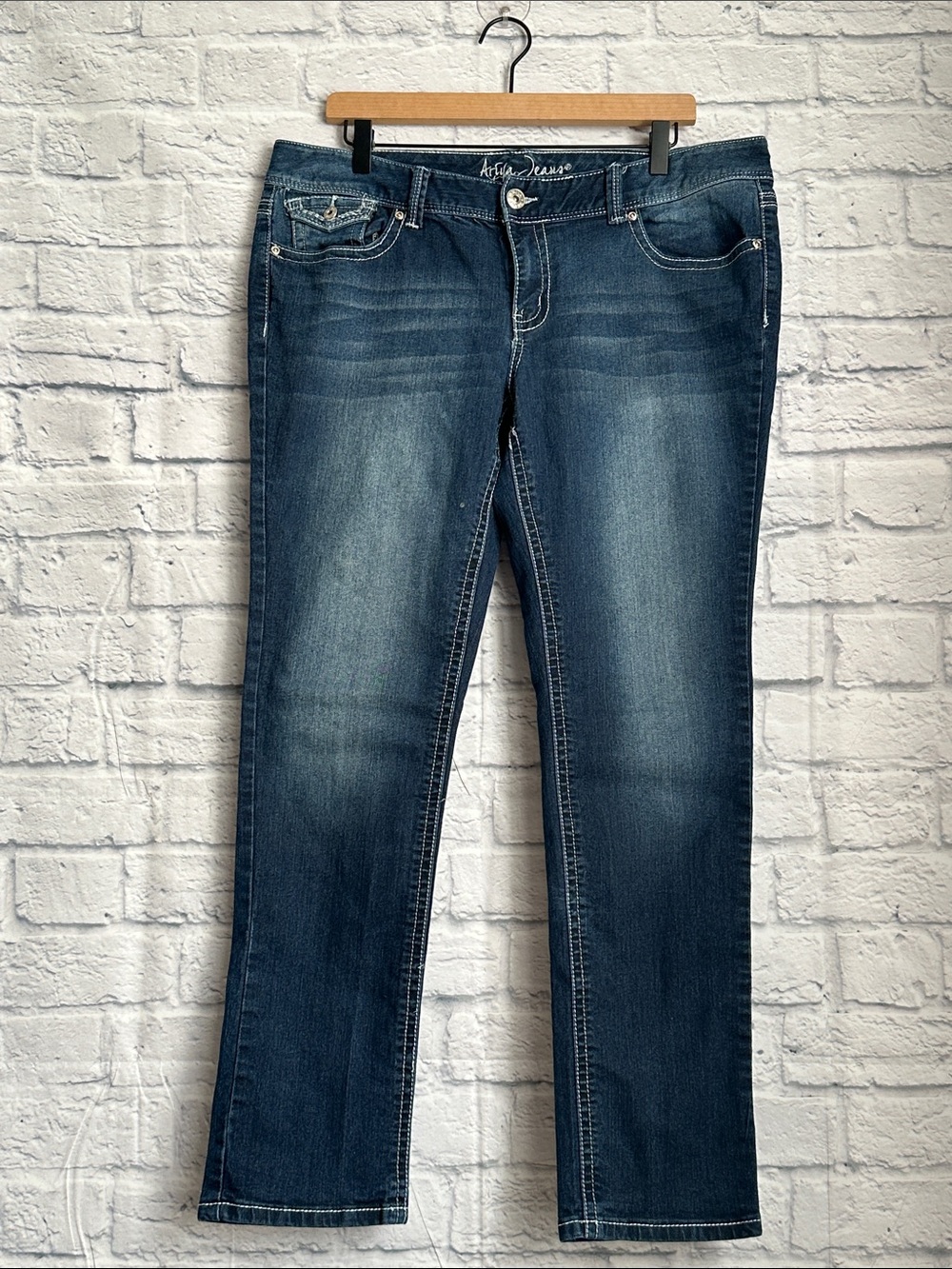 Ariya Women's Straight Leg Jeans in Dark Blue Fade size 15/16